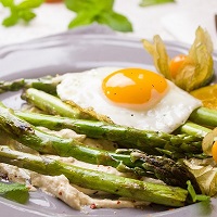 Dinner plate with eggs and asparagus, both of which are high in sulfur