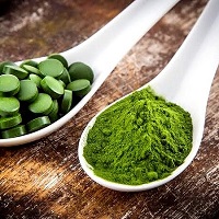 Spoons containing chlorella powder and chlorella tablets